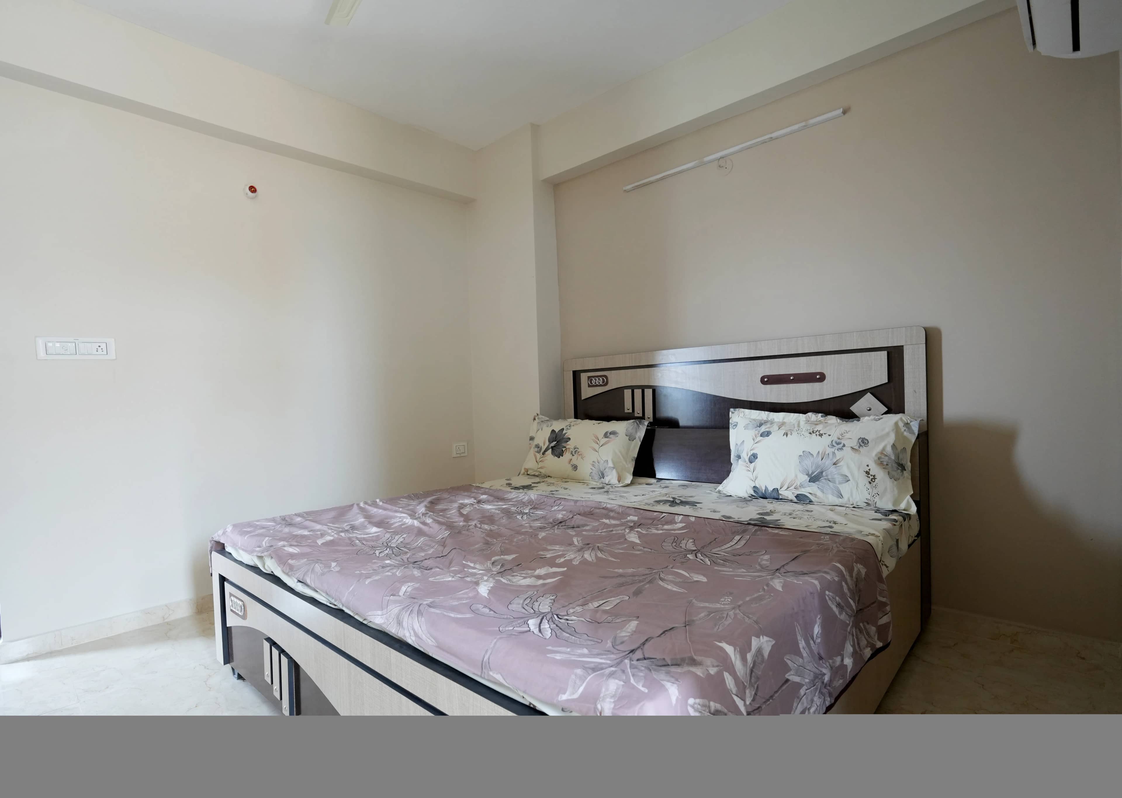 Apartment 813 — photo 3 of 13
